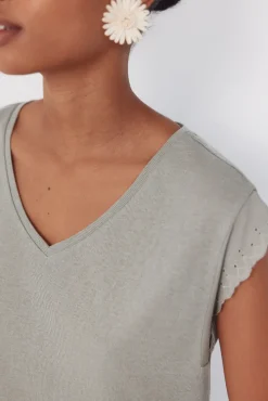 Camiseta com detalhes nas mangas