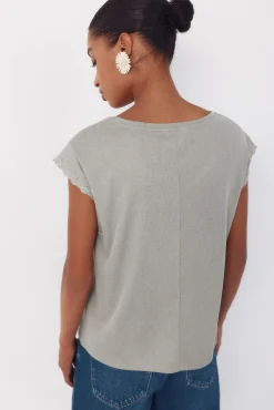 Camiseta com detalhes nas mangas