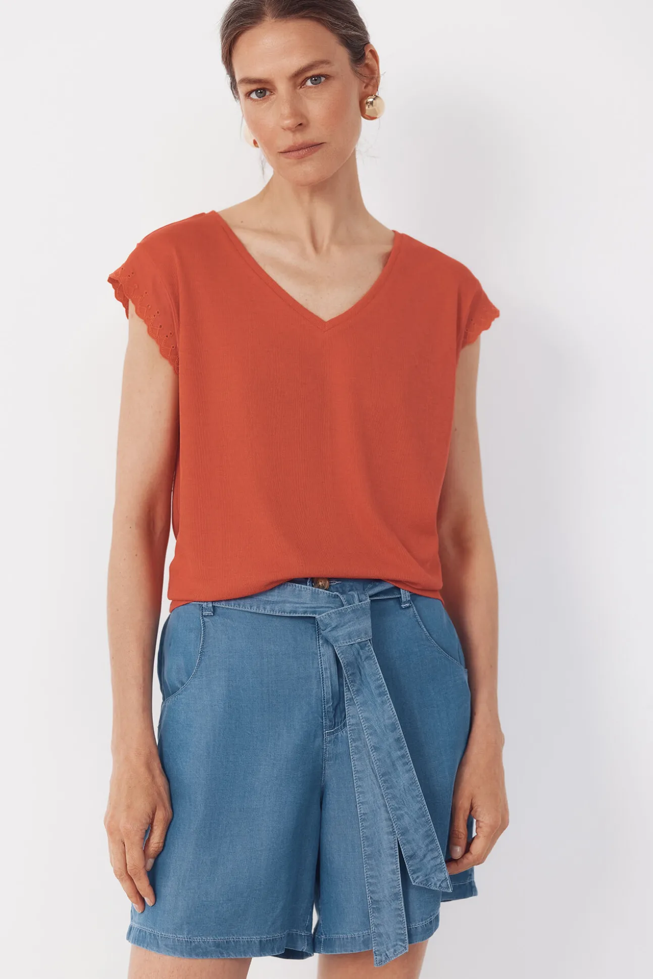 Camiseta com detalhes nas mangas