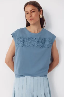 Camiseta com fita de crochet floral