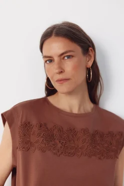 Camiseta com fita de crochet floral