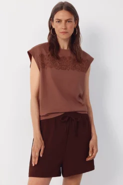 Camiseta com fita de crochet floral
