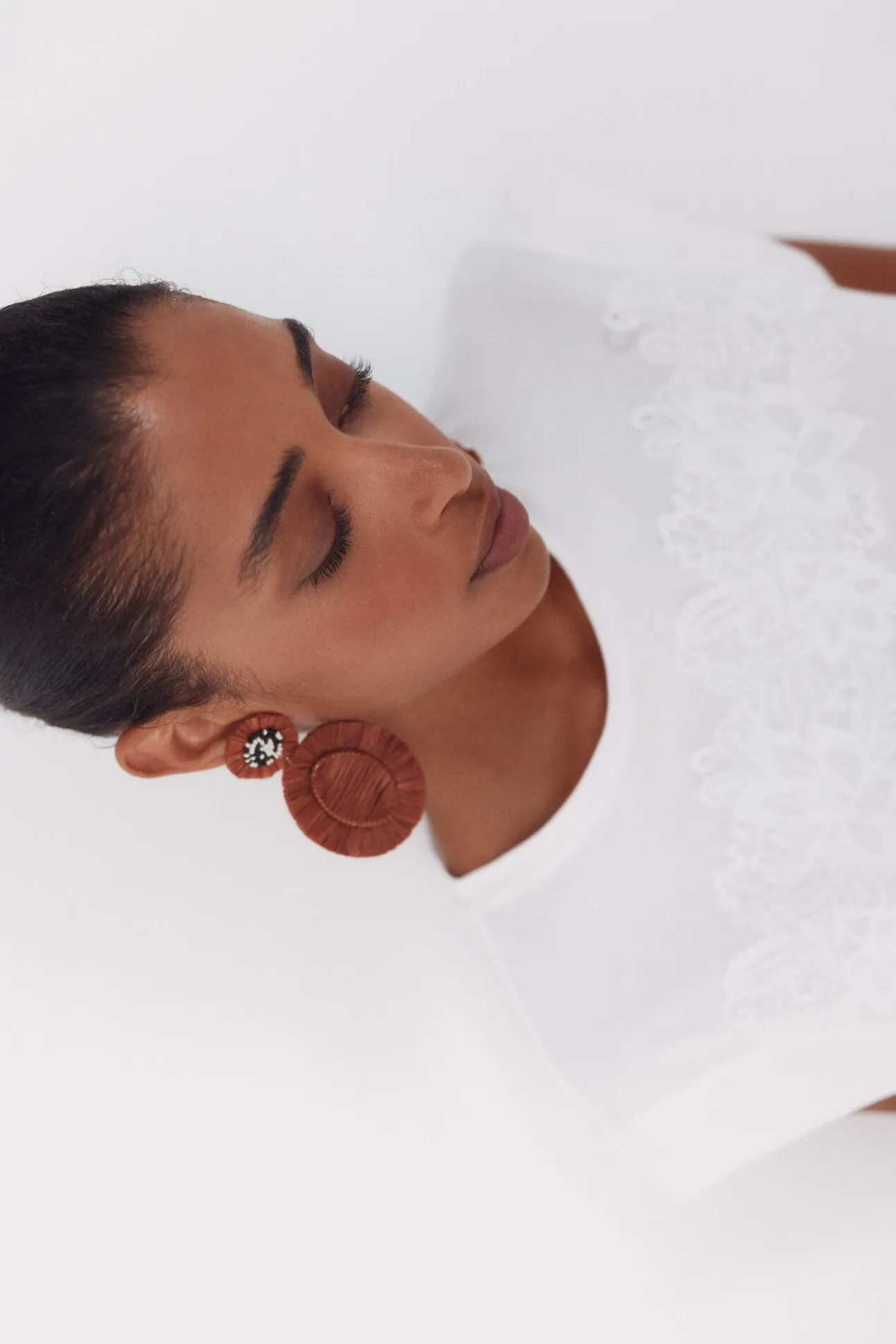 Camiseta com fita de crochet floral