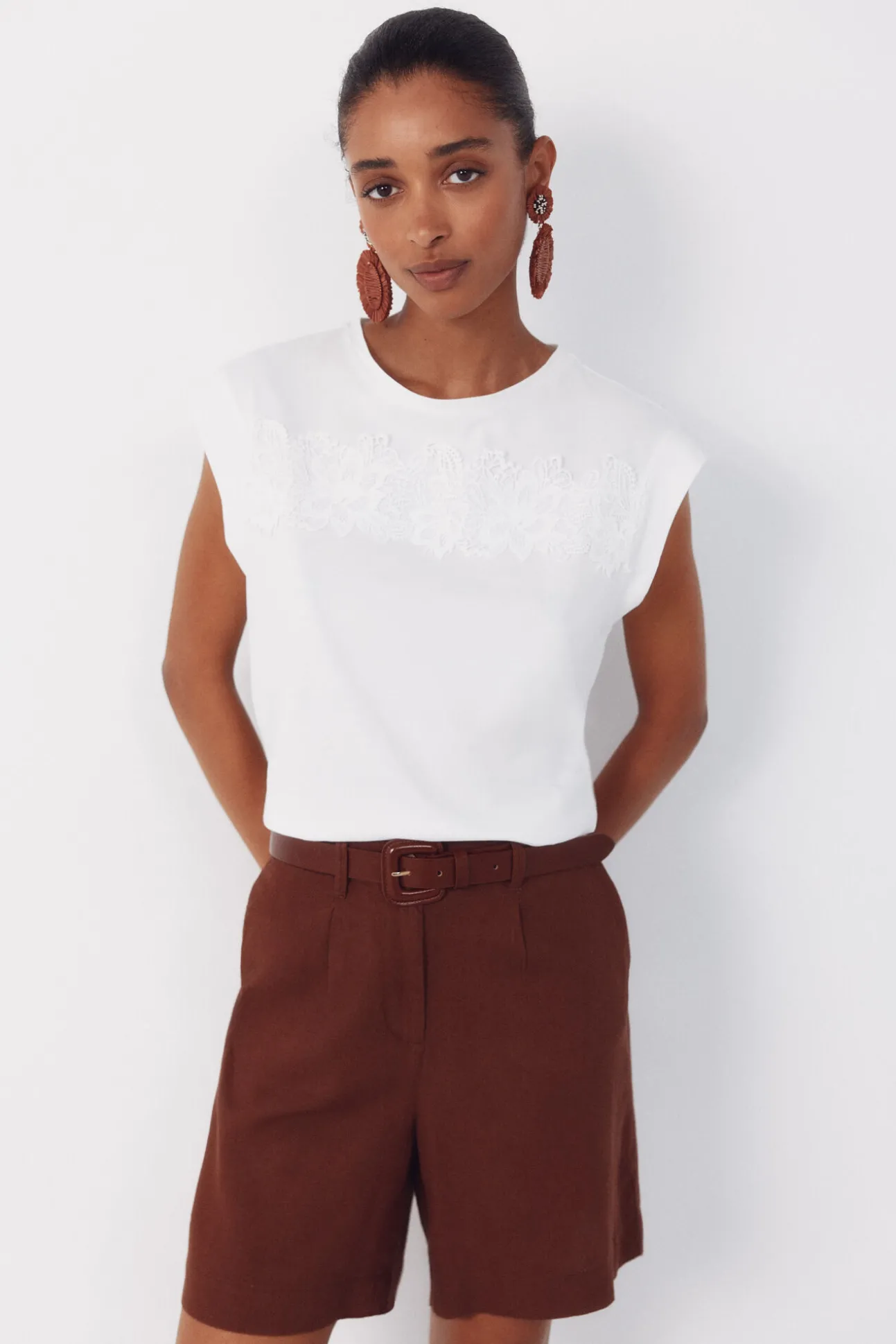 Camiseta com fita de crochet floral