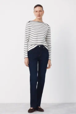Camiseta com gola canoa contrastante
