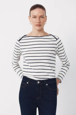Camiseta com gola canoa contrastante