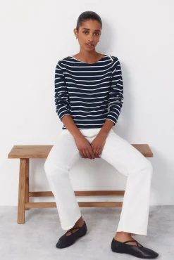 Camiseta com gola canoa contrastante