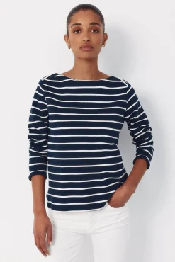 Camiseta com gola canoa contrastante