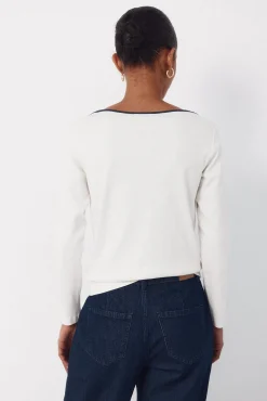 Camiseta com gola canoa contrastante