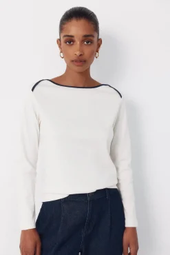 Camiseta com gola canoa contrastante