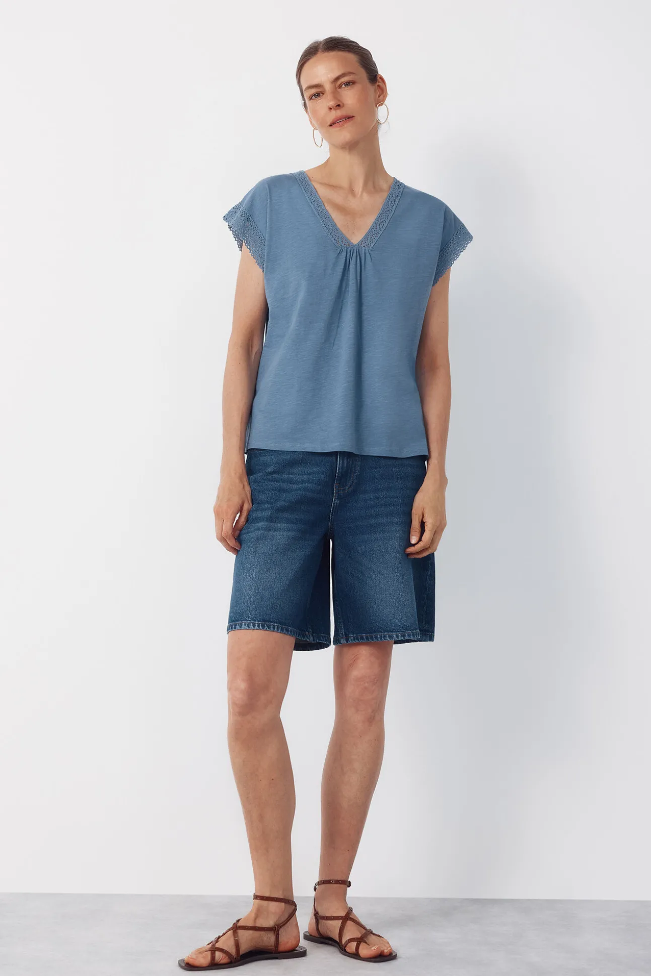 Camiseta de tecido texturizado com detalhes.