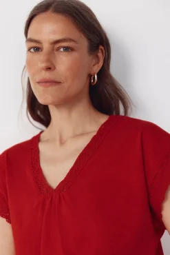 Camiseta de tecido texturizado com detalhes.