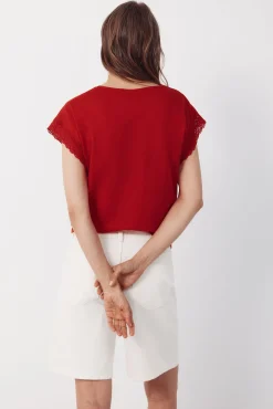 Camiseta de tecido texturizado com detalhes.