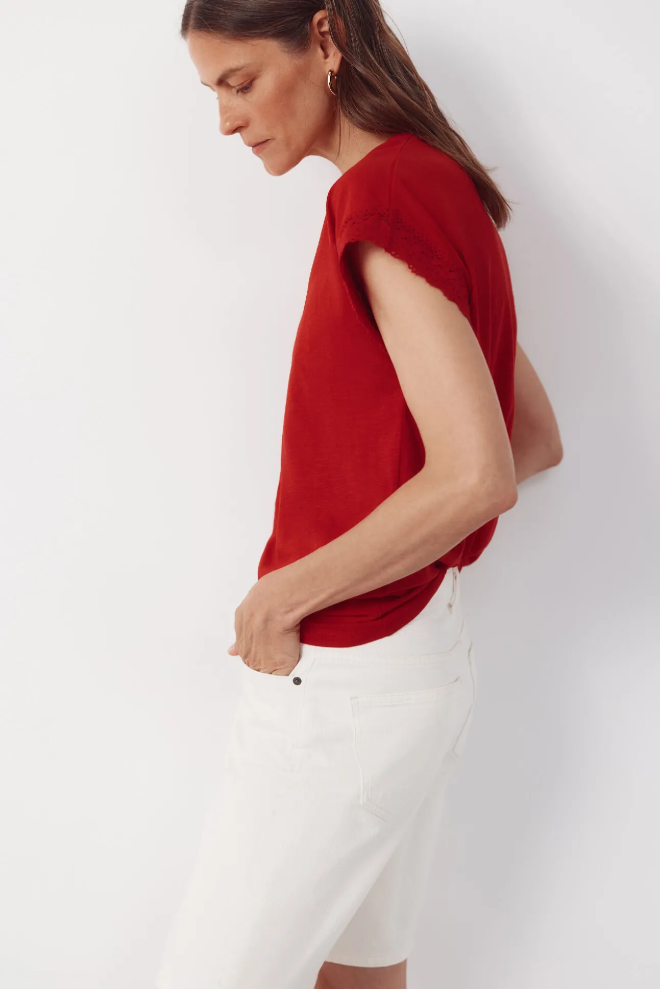 Camiseta de tecido texturizado com detalhes.