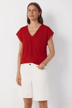Camiseta de tecido texturizado com detalhes.