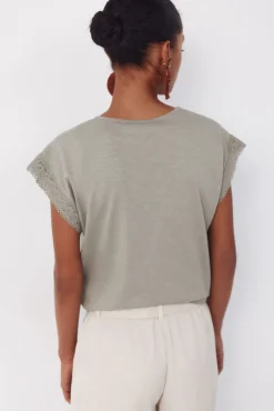 Camiseta de tecido texturizado com detalhes.