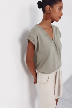 Camiseta de tecido texturizado com detalhes.