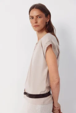 Camiseta de tecido texturizado com detalhes.