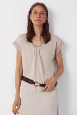 Camiseta de tecido texturizado com detalhes.