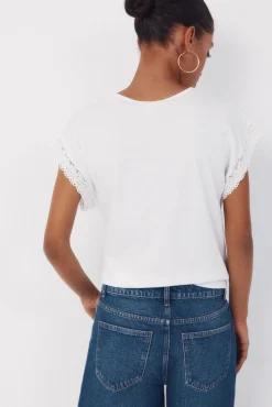 Camiseta de tecido texturizado com detalhes.