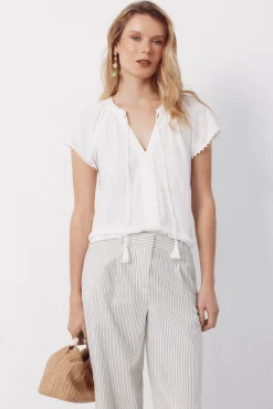 Camiseta fluida com detalhes.