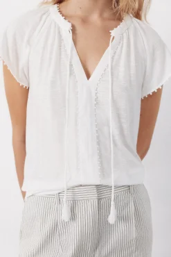 Camiseta fluida com detalhes.
