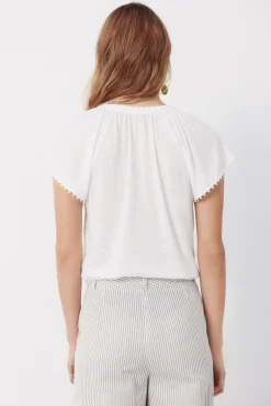 Camiseta fluida com detalhes.