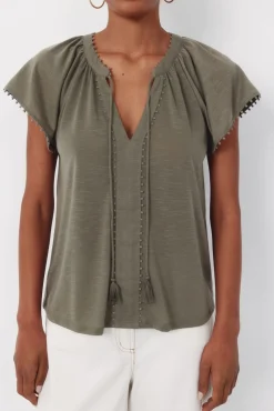 Camiseta fluida com detalhes.