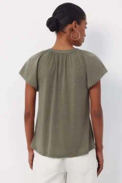 Camiseta fluida com detalhes.