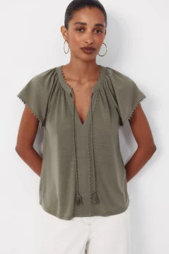 Camiseta fluida com detalhes.