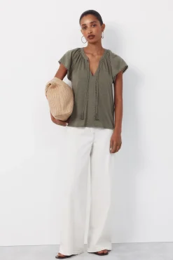 Camiseta fluida com detalhes.