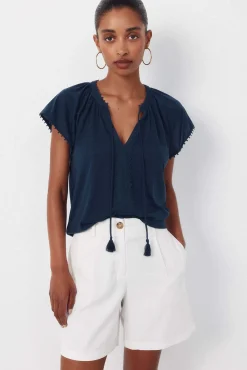 Camiseta fluida com detalhes.