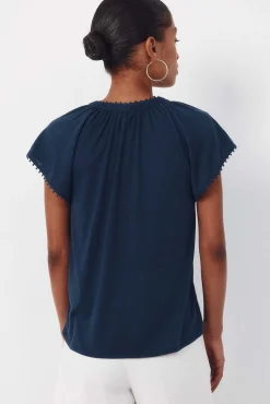 Camiseta fluida com detalhes.