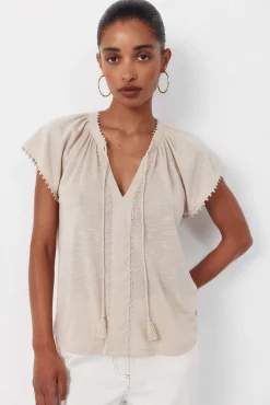 Camiseta fluida com detalhes.