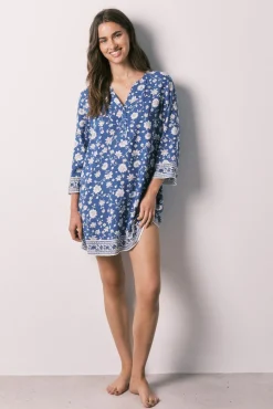 Camisola azul com flores