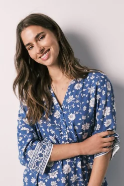 Camisola azul com flores