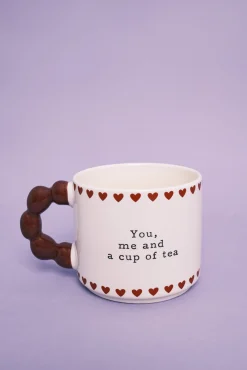 Caneca cerâmica bege com alça de bolas