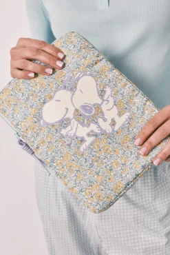 Capa para tablet com florzinhas Snoopy