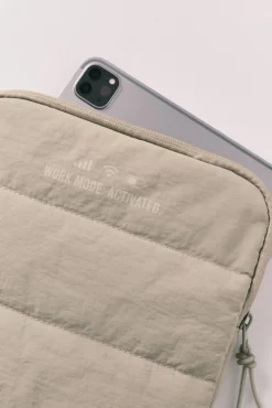Capa tablet acolchoada com logo verde