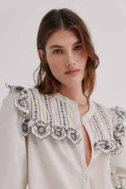 Carolina. Blusa bordada
