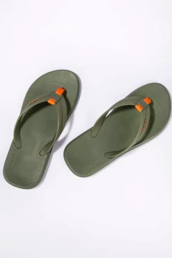 Chinelo de tira larga