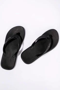 Chinelo de tira larga