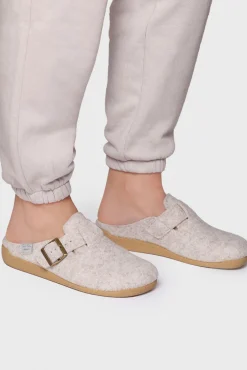 Chinelo feminino estilo tamanco em feltro