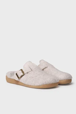 Chinelo feminino estilo tamanco em feltro