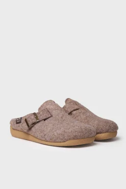 Chinelo feminino estilo tamanco em feltro