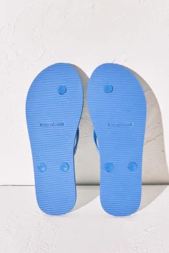 Chinelos de dedo com textura floral azul
