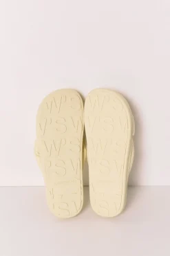 Chinelos de quarto com laçada volumosa amarelo