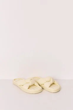 Chinelos de quarto com laçada volumosa amarelo