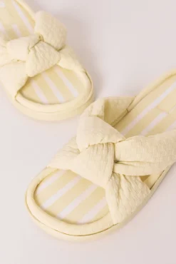 Chinelos de quarto com laçada volumosa amarelo
