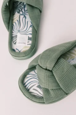 Chinelos de quarto com nó verde
